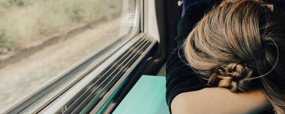 Hipersonolencia 1 women sleeping on train