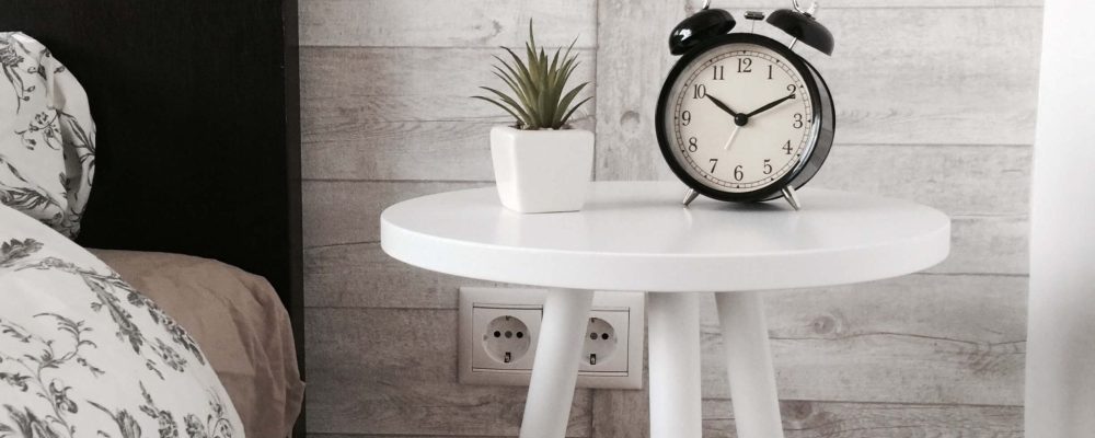 ciclos do sono oldschool alarm clock on bedside table