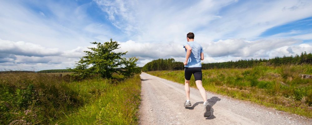 atividade fisica Man running in a rural road